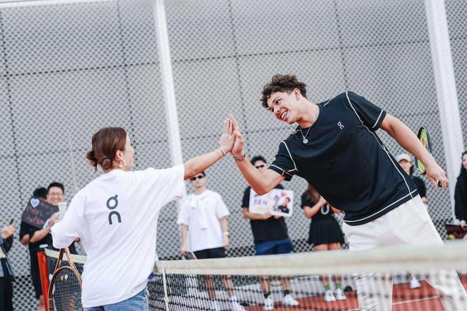 她不仅为球 她不仅为球